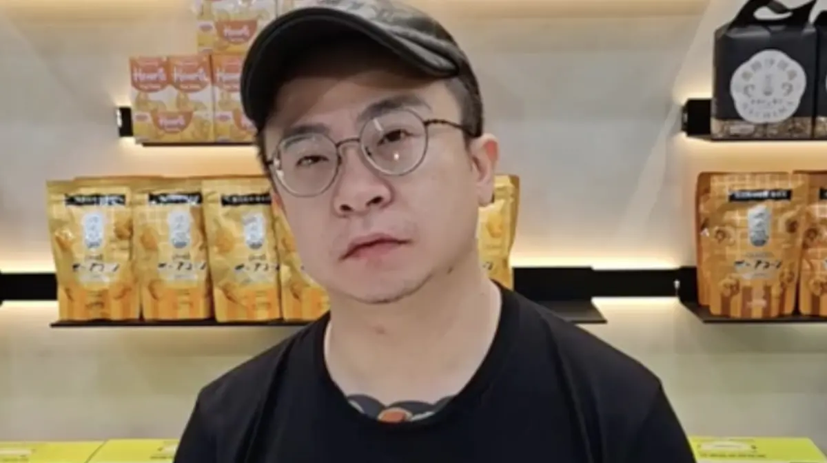 ▲嘉義知名電商疲老闆（如圖）事業有聲有色，怎料近日他身體亮紅燈，向《NOWnews今日新聞》記者表示自己呼吸不過來、全身發麻，遭醫診斷恐怕是中風前兆，服用藥物穩定目前病況，不過也因此影響工作進度，粗估就損失了30萬。（圖／翻攝自疲老闆臉書）