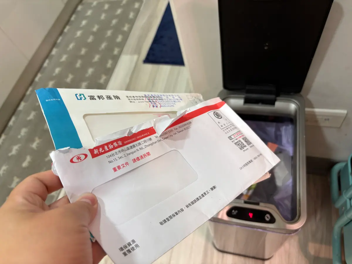 ▲帳單信封不能直接丟入回收，記得要將信封上的塑膠薄膜拆掉，小心做錯最高恐會挨罰6000元！（圖／記者徐銘穗攝）