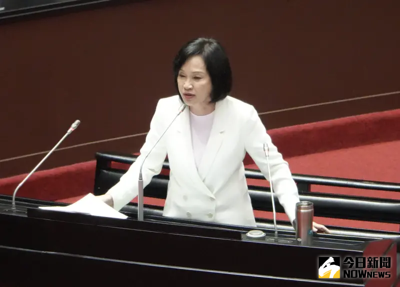 ▲對於兒子有美國身分，柯志恩稱政治不必如此，許智傑提罷免志工被公開個資一事，質疑當時柯怎麼沒有替其講話。（圖／記者呂炯昌攝）