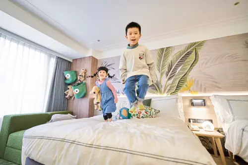 ▲「福容徠旅中壢」IKEA「森旅」客房，充滿童趣動物森林的空間。（圖／福容徠旅提供）