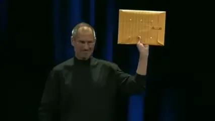 ▲賈伯斯在2008年從牛皮紙袋抽出首款MacBook Air，奠定產品線走向輕薄定位。（圖／翻攝網路）