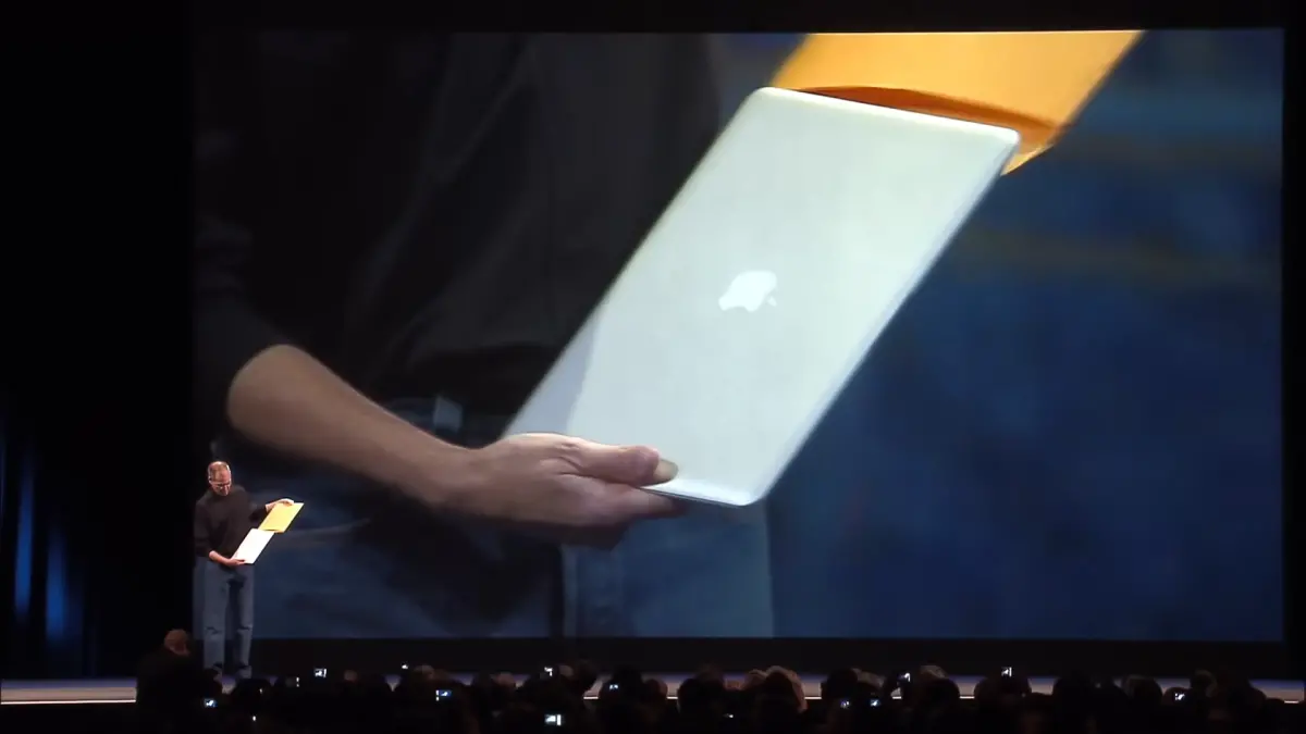 ▲2008年由賈伯斯從牛皮紙袋內抽出第一代MacBook Air時，在當時開頭就說出了「There’s something in the Air」，和庫克今在X上預告本週新品短片使用相同的標語。（圖／翻攝官方影片）