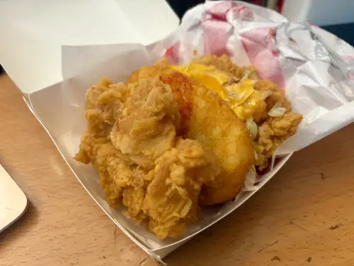 ▲肯德基台灣正式開賣「莎莎咔啦肉霸堡」，實際買來一打開炸雞漢堡簡直擠爆盒子。（圖／記者張嘉哲攝）