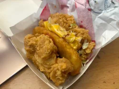▲不喜歡麵包澱粉的肉肉控有福了！這顆吃起來真是太過癮。（圖／記者張嘉哲攝）