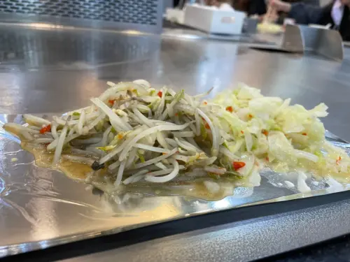 ▲鐵板燒 高麗菜 豆芽菜（圖／記者陳雅雲攝）