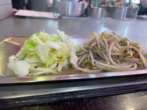 ▲鐵板燒 高麗菜 豆芽菜（圖／記者陳雅雲攝）