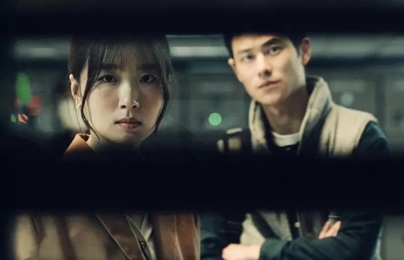 ▲藝人許安植（左）在《The Outlaw Doctor 化外之醫》中飾演檢察官周傳蕙，為了查明父親在醫院的死亡真相，對張鈞𡩋施壓。拍攝過程中，她也堅持為角色穿上10公分高跟鞋，在動作戲中狂奔，讓她直呼「惡夢開始！」（圖／公視、中華電信、瀚草文創 提供）