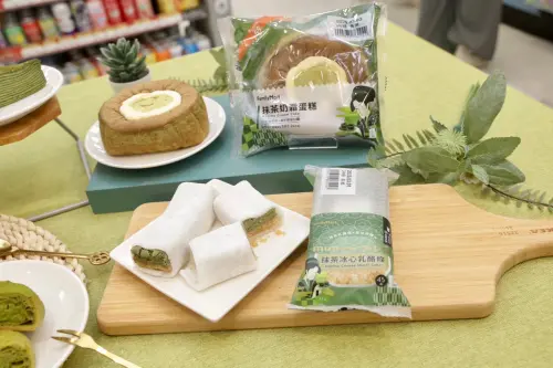 全家minimore新品「抹茶冰心乳酪條」,售價45元。(圖/全家提供) ▲全家minimore新品「抹茶冰心乳酪條」,售價45元。(圖/全家提供)