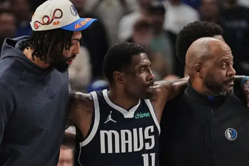 獨行俠隊當家後衛Kyrie Irving 在第一節比賽末段膝蓋受傷離場,讓本已傷兵滿營的獨行俠遭受更沉重打擊。醫學專家也對他可能的傷情做出分析,最嚴重可能是前十字韌帶(ACL)撕裂,這可能影響到他後續生涯。 ▲獨行俠隊當家後衛Kyrie Irving 在第一節比賽末段膝蓋受傷離場,讓本已傷兵滿營的獨行俠遭受更沉重打擊。醫學專家也對他可能的傷情做出分析,最嚴重可能是前十字韌帶(ACL)撕裂,這可能影響到他後續生涯。(圖/美聯社/達志影像)