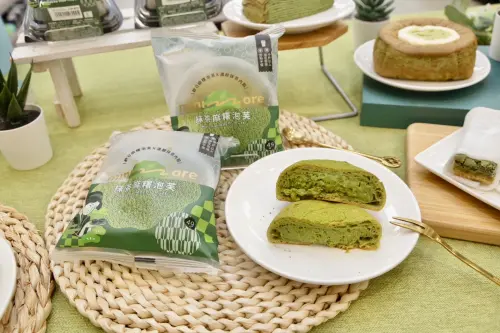 「抹茶麻糬泡芙」Q彈泡芙皮內餡滿滿抹茶內餡,售價49元。(圖/記者李政龍攝) ▲「抹茶麻糬泡芙」Q彈泡芙皮內餡滿滿抹茶內餡,售價49元。(圖/記者李政龍攝)