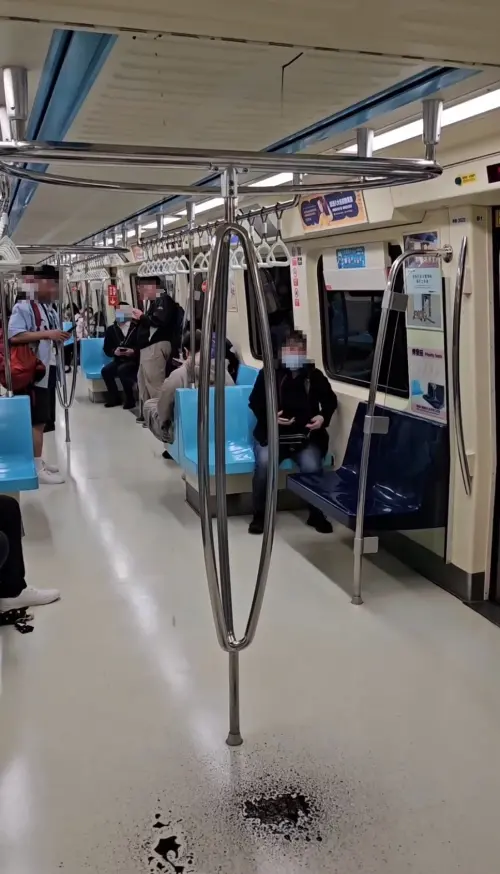 黑色液體不斷從捷運車廂上方流出,滴到地板上之後往外擴散。(圖/網友授權提供) ▲黑色液體不斷從捷運車廂上方流出,滴到地板上之後往外擴散。(圖/網友授權提供)