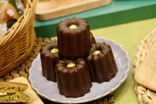 「抹茶脆皮可麗露」焦糖化的外皮包裹濕潤內餡。(圖/記者李政龍攝) ▲「抹茶脆皮可麗露」焦糖化的外皮包裹濕潤內餡。(圖/記者李政龍攝)