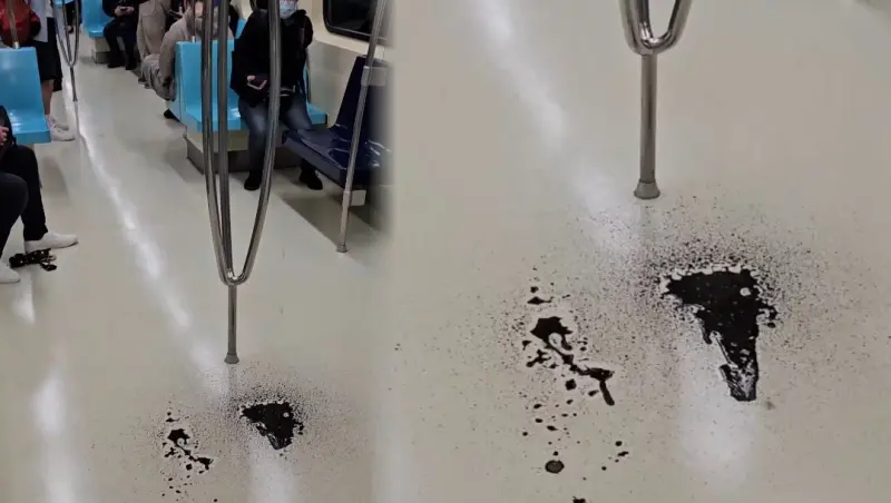 ▲有民眾在搭乘捷運時，發現捷運車廂天花板不斷流出黑色液體，並滴落到地板。（圖／翻攝畫面）