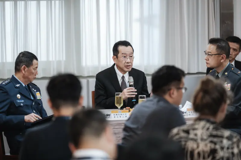 ▲國防部長顧立雄與媒體茶敘，說明國防施政概況並回答媒體提問。（圖／國防部提供）