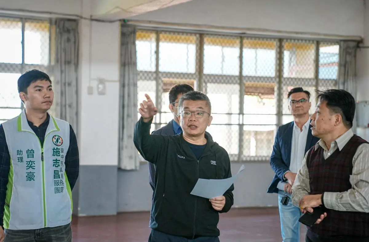 ▲蔡其昌日前勘查台中市大安國中活動中心冷氣設備。（圖／翻攝蔡其昌臉書，2025.03.04）
