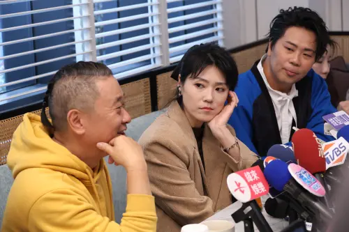 ▲邰智源(左起)、曹雅雯、邵大倫合作公視台語台《來去恁兜洗魂舒》,邰智源會以前輩身分關心另兩位主持人的健康狀況。(圖/記者陳明安攝) ▲邰智源(左起)、曹雅雯、邵大倫合作公視台語台《來去恁兜洗魂舒》,邰智源會以前輩身分關心另兩位主持人的健康狀況。(圖/記者陳明安攝)