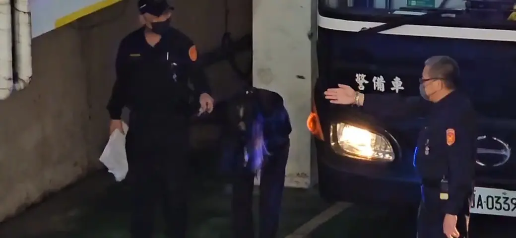 ▲台北市議員應曉薇出庭停下腳步，向媒體鞠躬遭法警制止（圖／翻攝畫面）