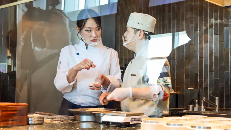 ▲韓國名廚鄭智善謙虛學習包小籠湯包（圖／饗 A Joy提供）