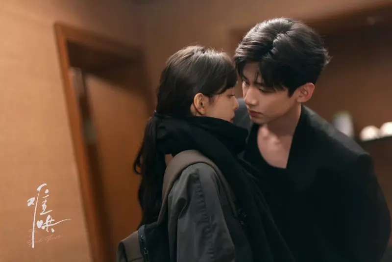 ▲白敬亭（右）、章若楠（左）在《難哄》中虐戀，該劇也成為2025上半年陸劇播放量冠軍，白鹿的《臨江仙》也才排第五名。（圖／翻攝自官方微博）