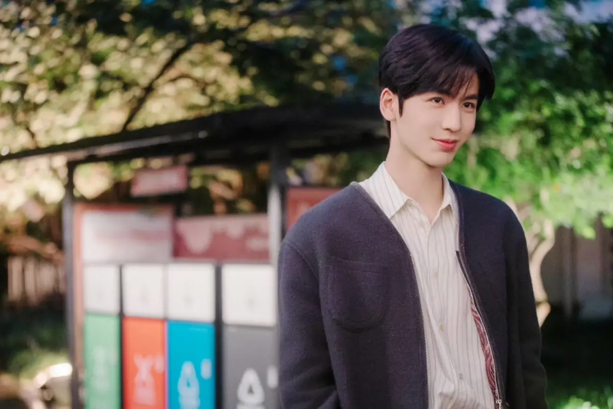 ▲陸劇《愛你》開播收視奪冠！演員徐若晗（右）主動吻張凌赫（左）畫面太精彩，據傳該劇超過60場吻戲，張凌赫還拍吻戲拍到嘴唇腫，甜度爆表，粉絲嗑糖嗑不停！（圖／翻攝自愛奇藝官方微博）