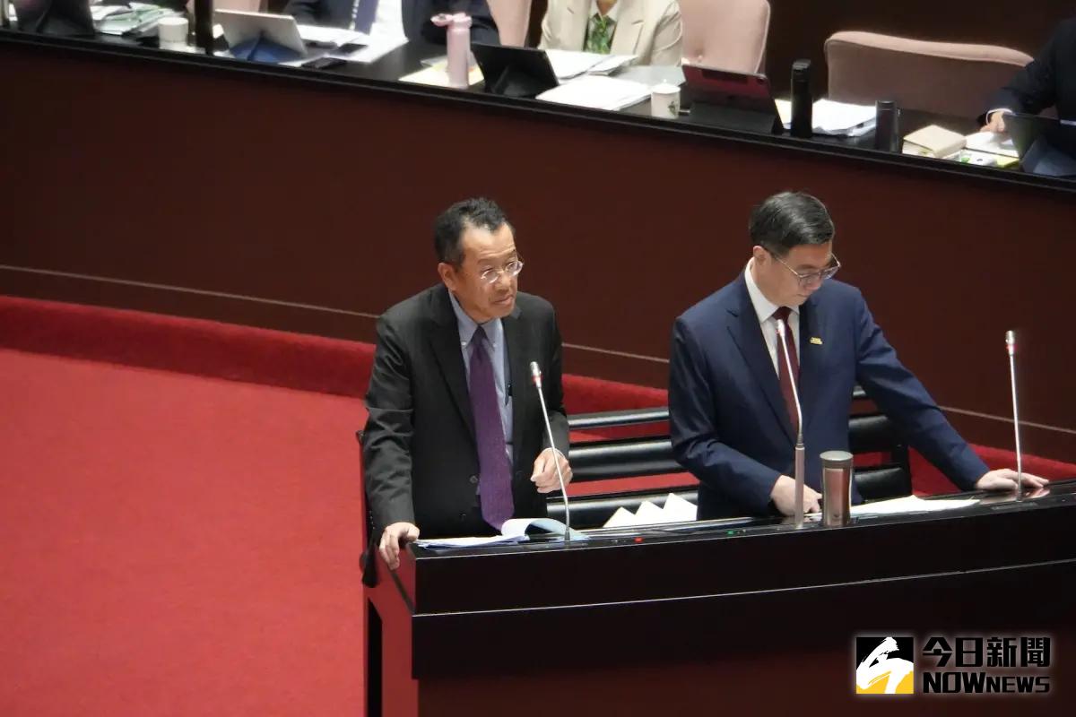 ▲行政院長卓榮泰（右）赴立院施政報告，國防部長顧立雄（左）答詢。（圖／記者呂炯昌攝）