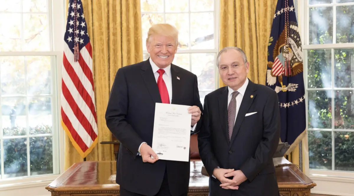 ▲菲律賓駐美大使羅慕德斯（右）3日表示，台灣海峽若爆發衝突，菲律賓與美國備有緊急應變計畫。（圖／白宮官方臉書）