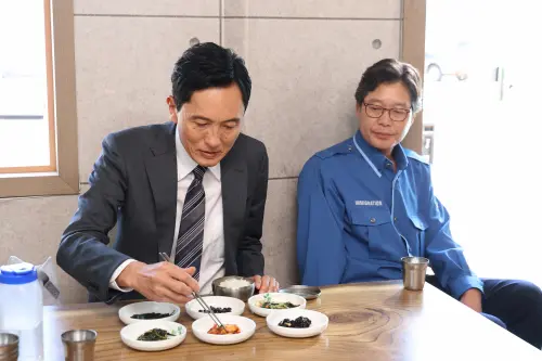 ▲松重豐(左)在《電影版孤獨的美食家》中,跟演技派男星劉宰明有精彩又爆笑的餐桌對手戲。(圖/采昌) ▲松重豐(左)在《電影版孤獨的美食家》中,跟演技派男星劉宰明有精彩又爆笑的餐桌對手戲。(圖/采昌)