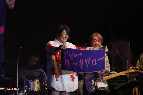 ▲近藤真彥（左）帥氣現身，白色西裝登場，嗨唱經典歌曲，粉絲隨節奏擺動，沉浸回憶之中。（圖／重星音樂娛樂）