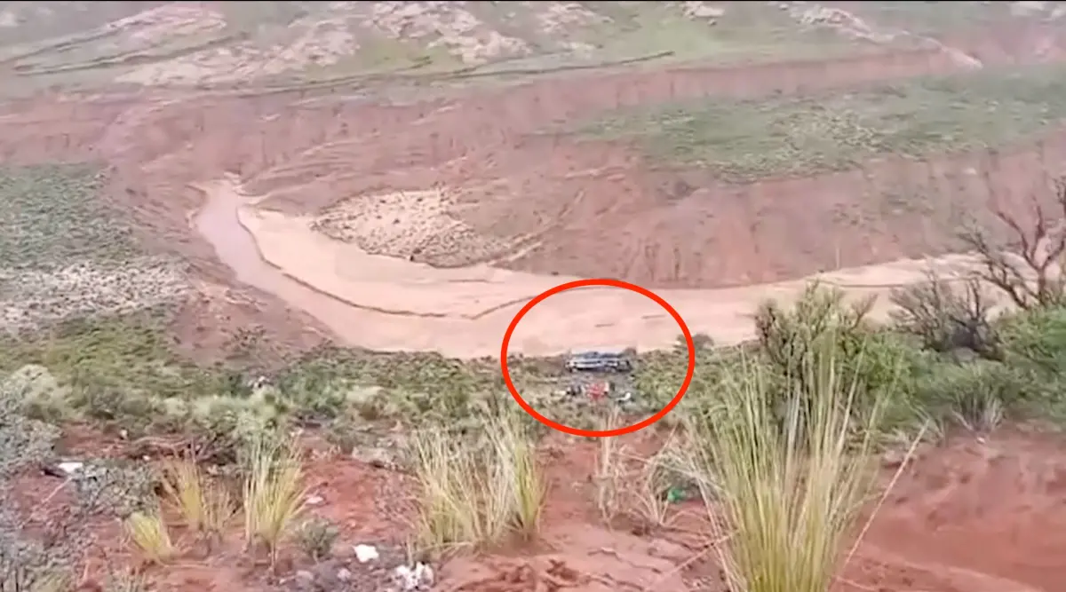 ▲玻利維亞當地時間週一發生一起嚴重車禍，一輛巴士與貨車對撞後，滾下500公尺深的山溝，造成至少31人死亡。（圖／翻攝自美聯社影片截圖）