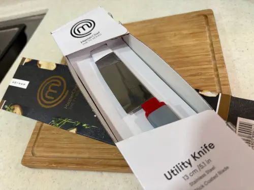 ▲家中不要的刀具可用全聯換購刀具的紙盒裝好，再交給清潔人員回收，不怕不小心誤傷人。（圖／記者徐銘穗攝）