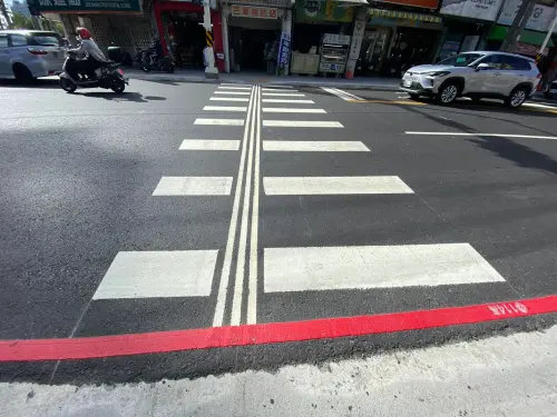 斑馬線 ▲有民眾目擊斑馬線上多出三條線,讓他不解用途。(圖/翻攝爆廢公社臉書)