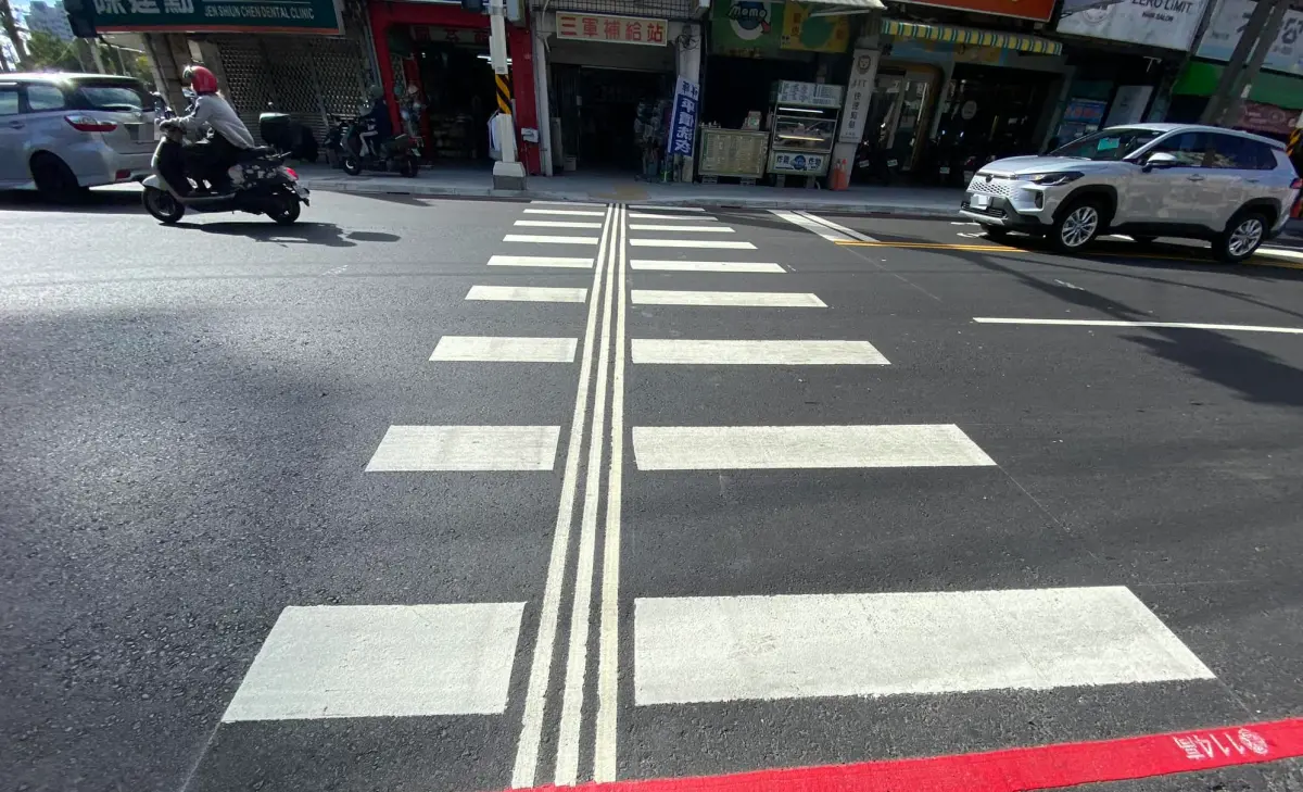 ▲有民眾直擊斑馬線上意外多出三條白線，而引來行家解答其實是「導盲行穿線」，而引起討論。（圖／翻攝爆廢公社臉書）