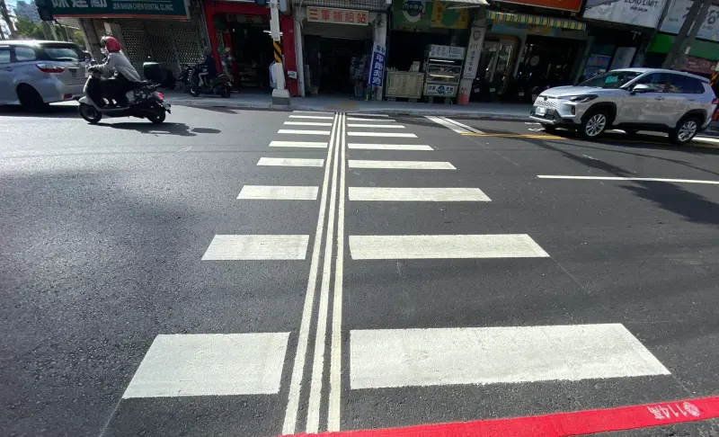 ▲有民眾直擊斑馬線上意外多出三條白線，而引來行家解答其實是「導盲行穿線」，而引起討論。（圖／翻攝爆廢公社臉書）
