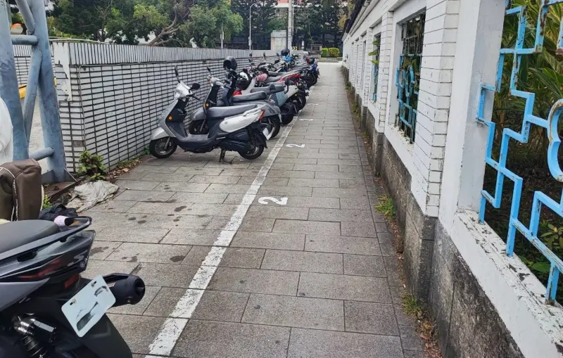 ▲台北市宣布，台北轉運站旁的精華地段的400格停車位，從3月3日起將採用「計時收費」新政策，立刻獲得成效。（圖／北市停管處）