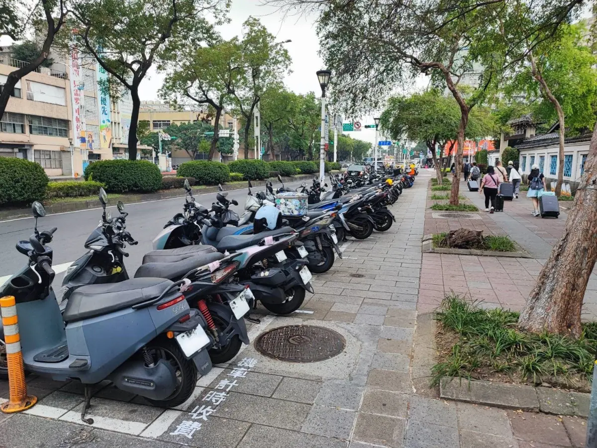 ▲民眾停車千萬不要貪圖方便，把機車隨意停放，有民眾把機車停在社區共同持分的空地，因此損失超過30萬元。（示意圖／北市停管處）