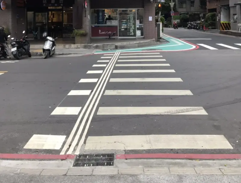 斑馬線「多3條白線」用途曝！交通部解釋了　眾全愣住：根本德政
