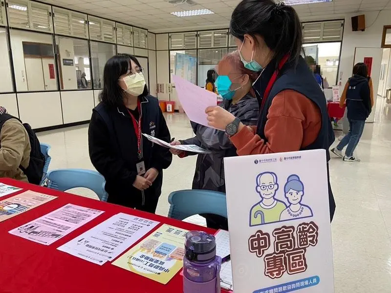 ▲向求職民眾提供中高齡相關專案資訊。（圖／台中勞工局）