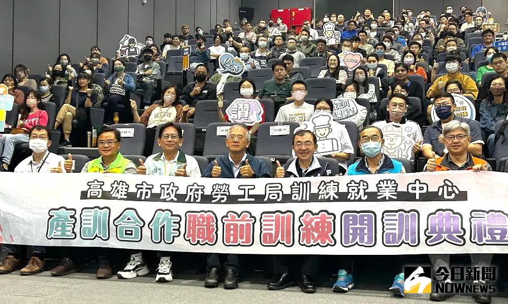 ▲高雄市政府勞工局舉辦產訓合作職前訓練班開訓，由勞工局副局長陳石圍(前排左4)主持。(圖／記者黃守作攝，2025.03.04)