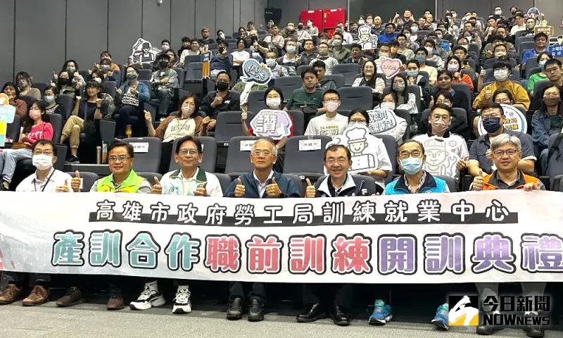 ▲高雄市政府勞工局舉辦產訓合作職前訓練班開訓，由勞工局副局長陳石圍(前排左4)主持。(圖／記者黃守作攝，2025.03.04)