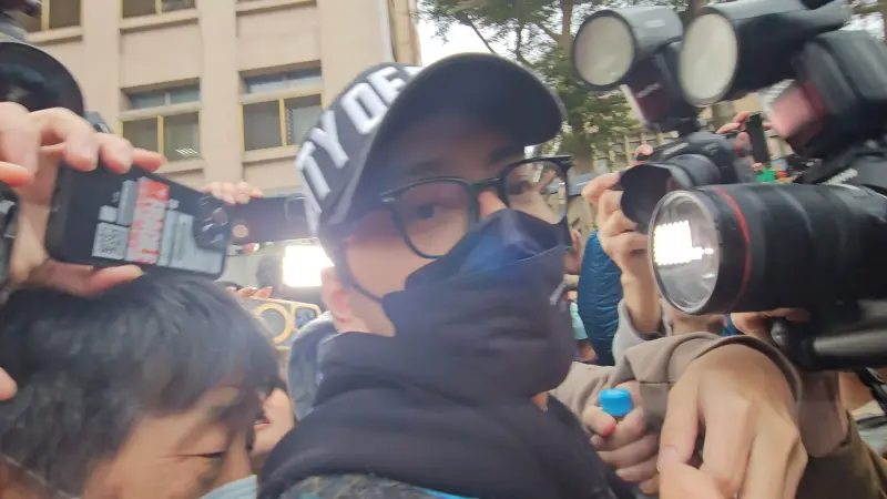 ▲藝人王大陸日前因逃兵案到新北地檢署(圖/記者劉松霖攝,2025.2.18)
