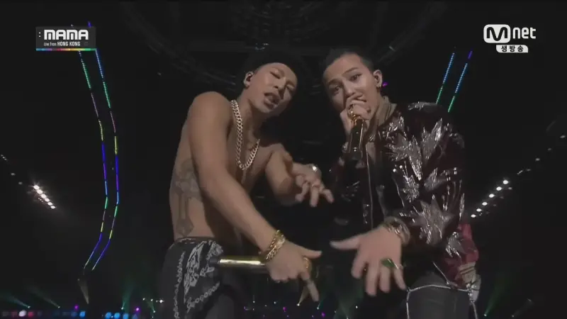 ▲BIGBANG成員G-Dragon（GD、權志龍）、太陽（左）12歲就加入「YG娛樂」，兄弟情超過24年，近期GD新歌《Drama》疑似受到太陽影響，才會出現鄧麗君《月亮代表我的心》的經典歌詞。（圖／BIGBANG YouTube）