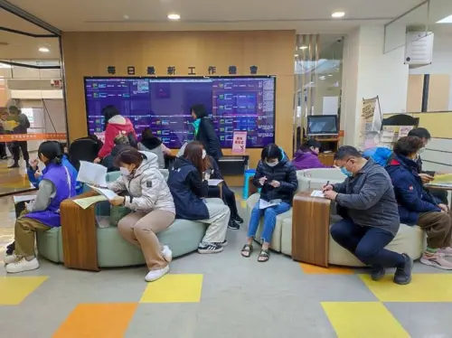 向求職民眾提供中高齡相關專案資訊 ▲求職民眾現場瀏覽職缺一覽表(圖/台中勞工局)