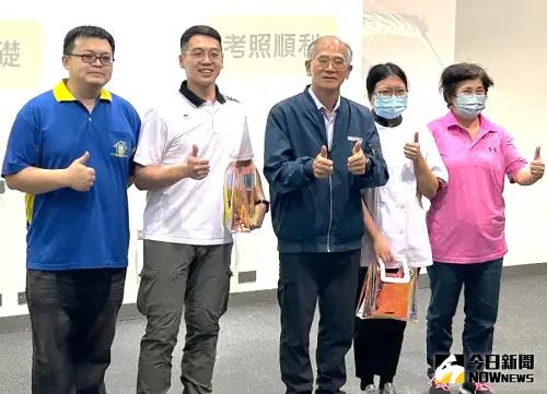 ▲高雄市政府勞工局副局長陳石圍(中)致送紀念品給在會中分享受訓感言的薛駿凱(左2)及蔡承芳(右2)。(圖／記者黃守作攝，2025.03.04)