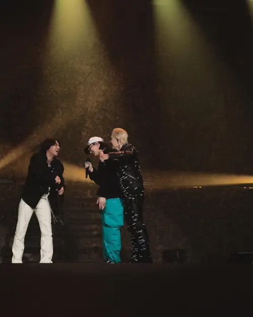 ▲太陽發片開演唱會時，GD（中）、大聲（左）都有到場支持，BIGBANG兄弟情可見一般。（圖／太陽IG）