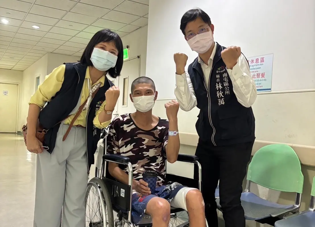 ▲南屯區長林秋萬(右)及社會課長杜秀貞(左) ，為復健中的顏姓保全加油打氣(圖／民政局提供2025.3.4)