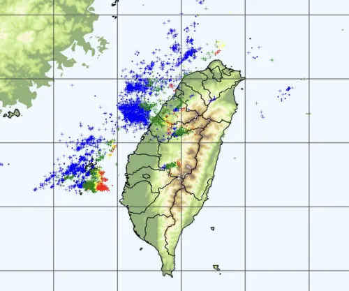 除了對流雲系外,台灣海峽也有不少閃電訊號衝進台灣,民眾務必特別小心。(圖/中央氣象署) ▲除了對流雲系外,台灣海峽也有不少閃電訊號衝進台灣,民眾務必特別留意天氣狀況。(圖/中央氣象署)