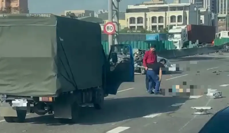 ▲一輛拖板車突然失控撞上小客車後，車頭和拖板分離，撞向對向車道，造成5人受傷。（圖／翻攝畫面）