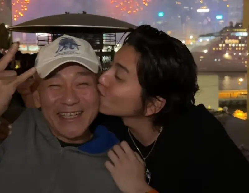 ▲王大陸（右）今日傳出涉嫌殺人未遂，但他1月還在香港尖沙咀看煙火，且熱情親吻林保怡（左）。（圖／王大陸IG）