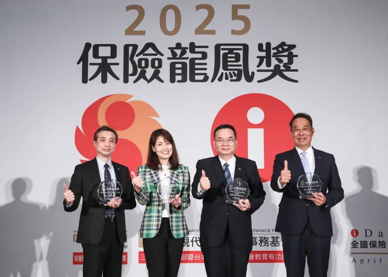 ▲國泰金控暨子公司國泰人壽、國泰產險榮獲「2025保險龍鳳獎」四大獎,穩居金融保險同業之冠。左起國泰人壽副總經理張殷壽、國泰金副總經理施君蘭、國泰產險總經理陳萬祥、國泰人壽副總經理萬國興。(圖/國泰金提供)