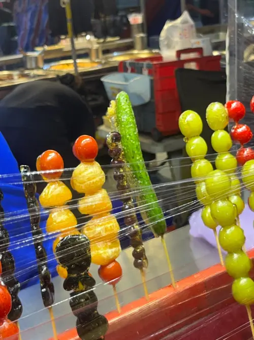 ▲現今夜市糖葫蘆口味越來越多元,小黃瓜糖葫蘆很受歡迎。(圖/翻攝Threads) ▲現今夜市糖葫蘆口味越來越多元,小黃瓜糖葫蘆很受歡迎。(圖/翻攝Threads)